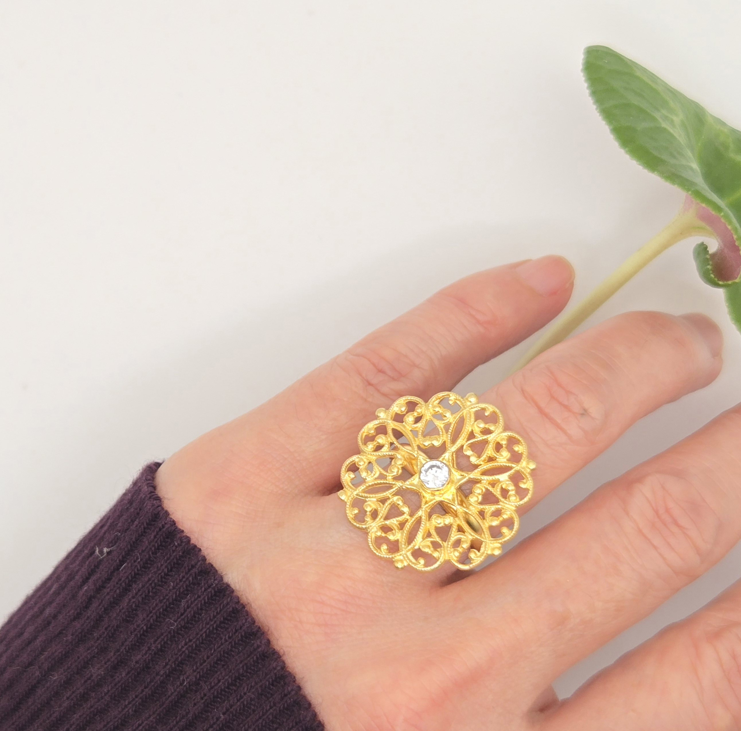 花火リング・シルバーに24金コーティング・透かし模様フランスのパーツモチーフ・キュービックジルコニアがセットされてます。