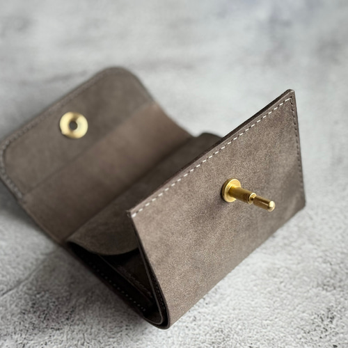 三つ折り財布 本革 ｲﾀﾘｱﾝﾚｻﾞｰ 【オコシ金具】 Gray グレー 三つ折り