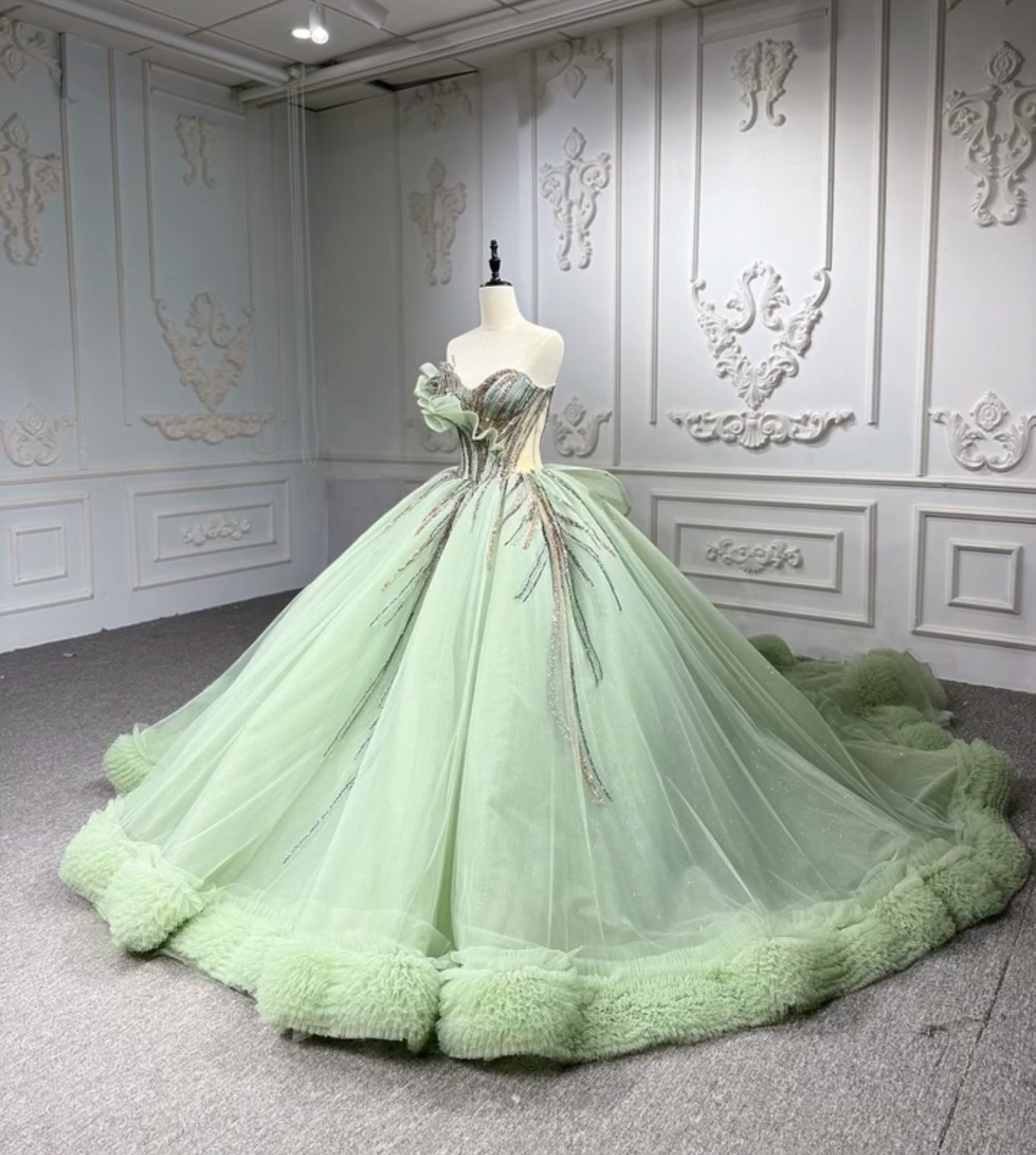 ファッション　アシメドレス　チューブトップ　非対称　深めグリーン　ギャザー　ラッフルスカート　刺繍レースあり　編みあげ