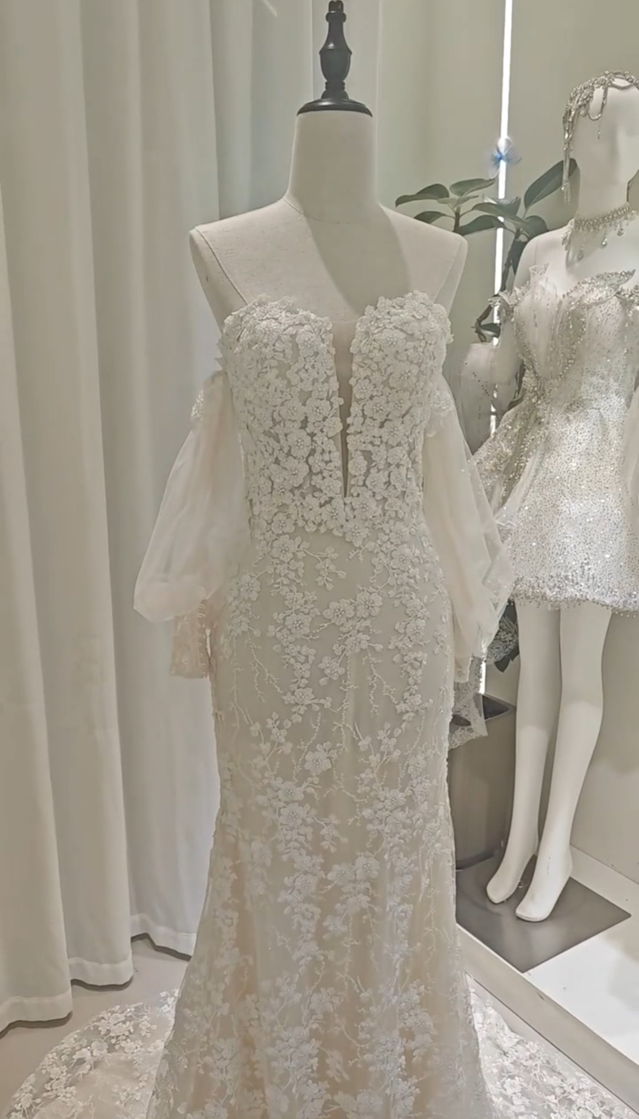 美品　贅沢な小花総レース　マーメイドドレス　オフショルダー　シースルーお袖　スレンダーライン　優雅なシルエット前撮り2次