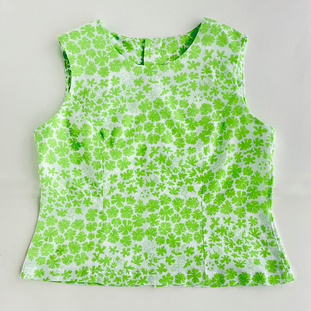 爽やかノースリーブブラウス /アメリカフウロ　秋まで活躍　ジャケットやニットのインに　草花模様　ボタニカル