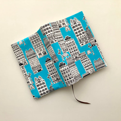 【文庫サイズ】ヨーロッパの街並みのブックカバー ブルー/ネイビー2色展開 3枚目の画像