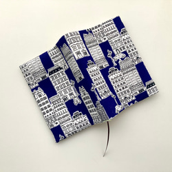 【文庫サイズ】ヨーロッパの街並みのブックカバー ブルー/ネイビー2色展開 4枚目の画像