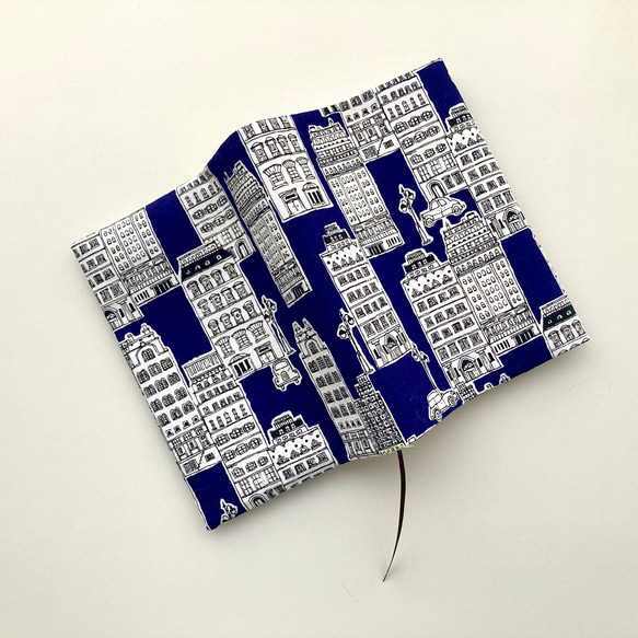 【文庫サイズ】ヨーロッパの街並みのブックカバー ブルー/ネイビー2色展開 4枚目の画像