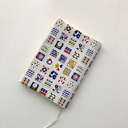 【文庫サイズ 】北欧調スクエア柄のブックカバー 2枚目の画像