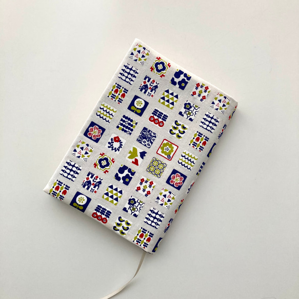 【文庫サイズ 】北欧調スクエア柄のブックカバー 2枚目の画像