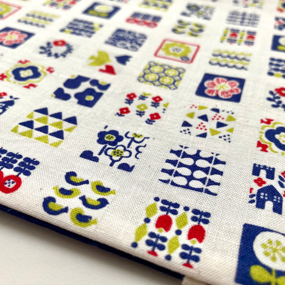 【文庫サイズ 】北欧調スクエア柄のブックカバー 6枚目の画像