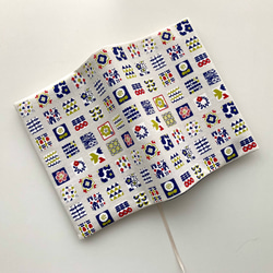 【文庫サイズ 】北欧調スクエア柄のブックカバー 1枚目の画像