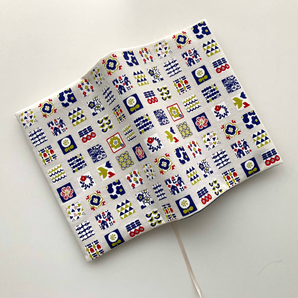 【文庫サイズ 】北欧調スクエア柄のブックカバー 1枚目の画像