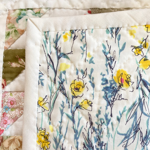 三角つなぎのミニタペストリー パッチワークキルトタペストリー