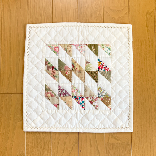 三角つなぎのミニタペストリー パッチワークキルトタペストリー