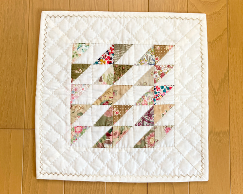 三角つなぎのミニタペストリー パッチワークキルトタペストリー