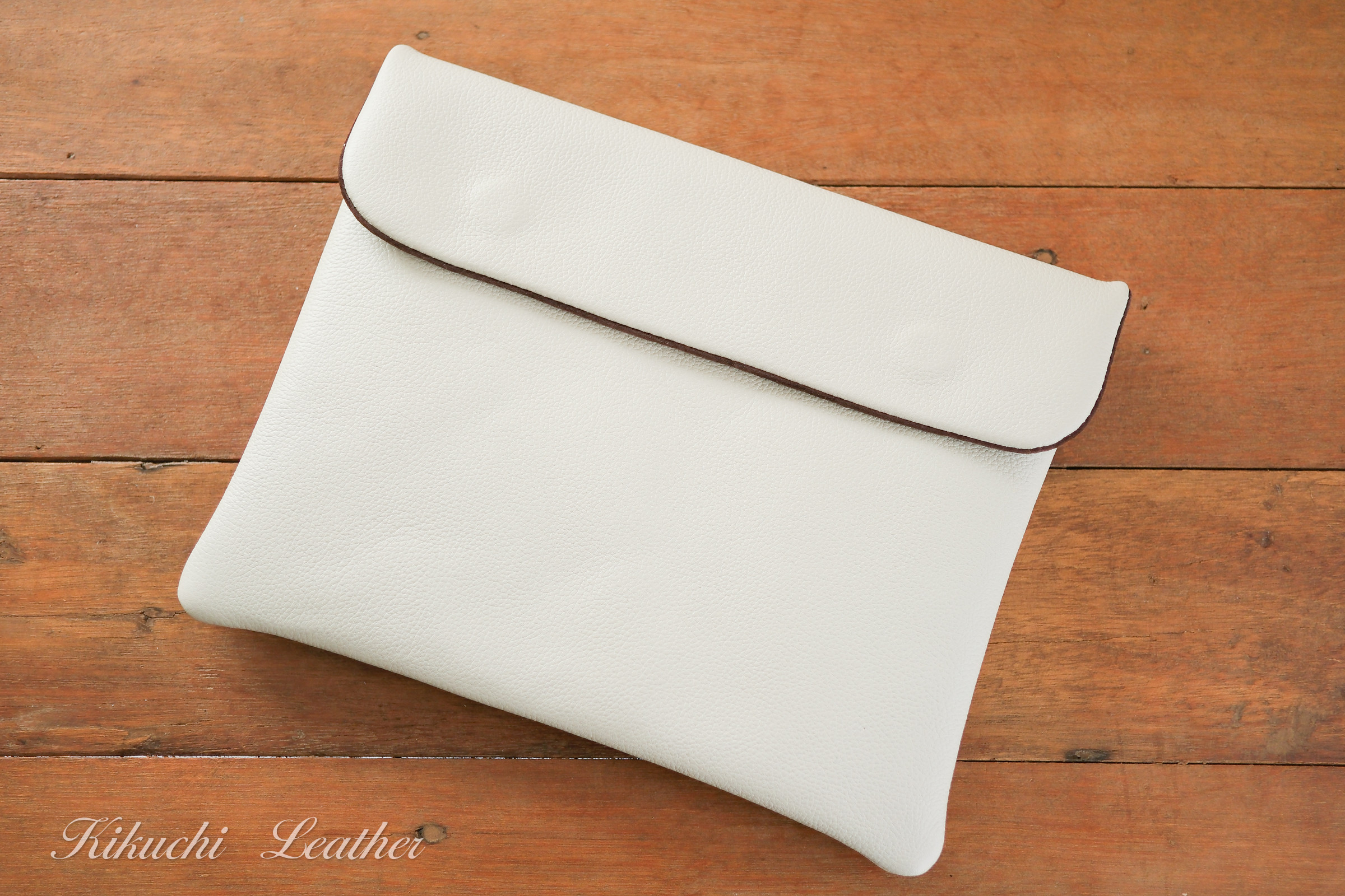 一点品限り《LIONA》iPad レザーフラップケース　11インチ/10.9インチ共用ライトグレー