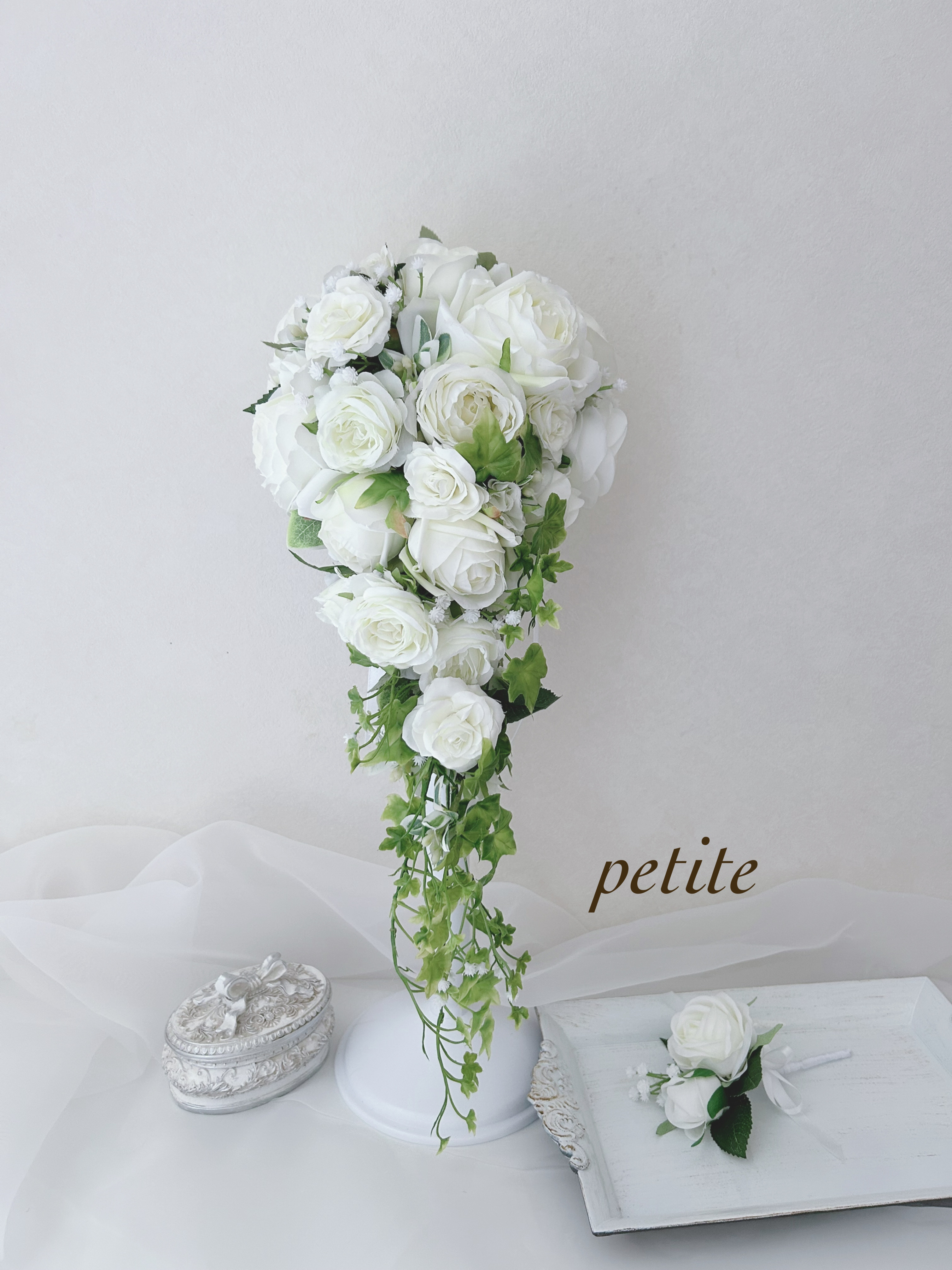 ローズとかすみ草のホワイトグリーンキャスケードブーケ・ブートニアセット