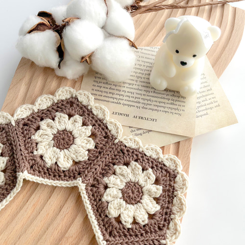 受注制作⌇DAISY⌇手編みのつけ襟スタイˊ˗ スタイ・よだれかけ koguma