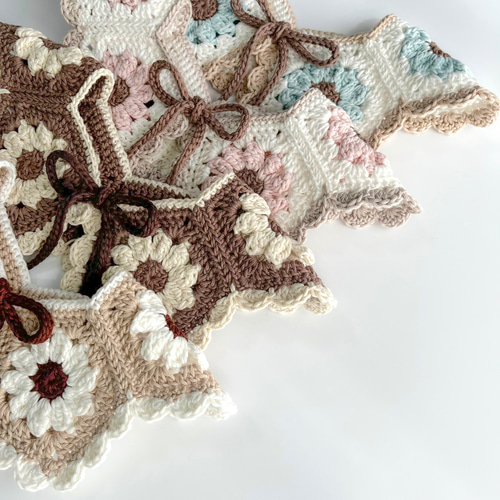 受注制作⌇DAISY⌇手編みのつけ襟スタイˊ˗ スタイ・よだれかけ koguma