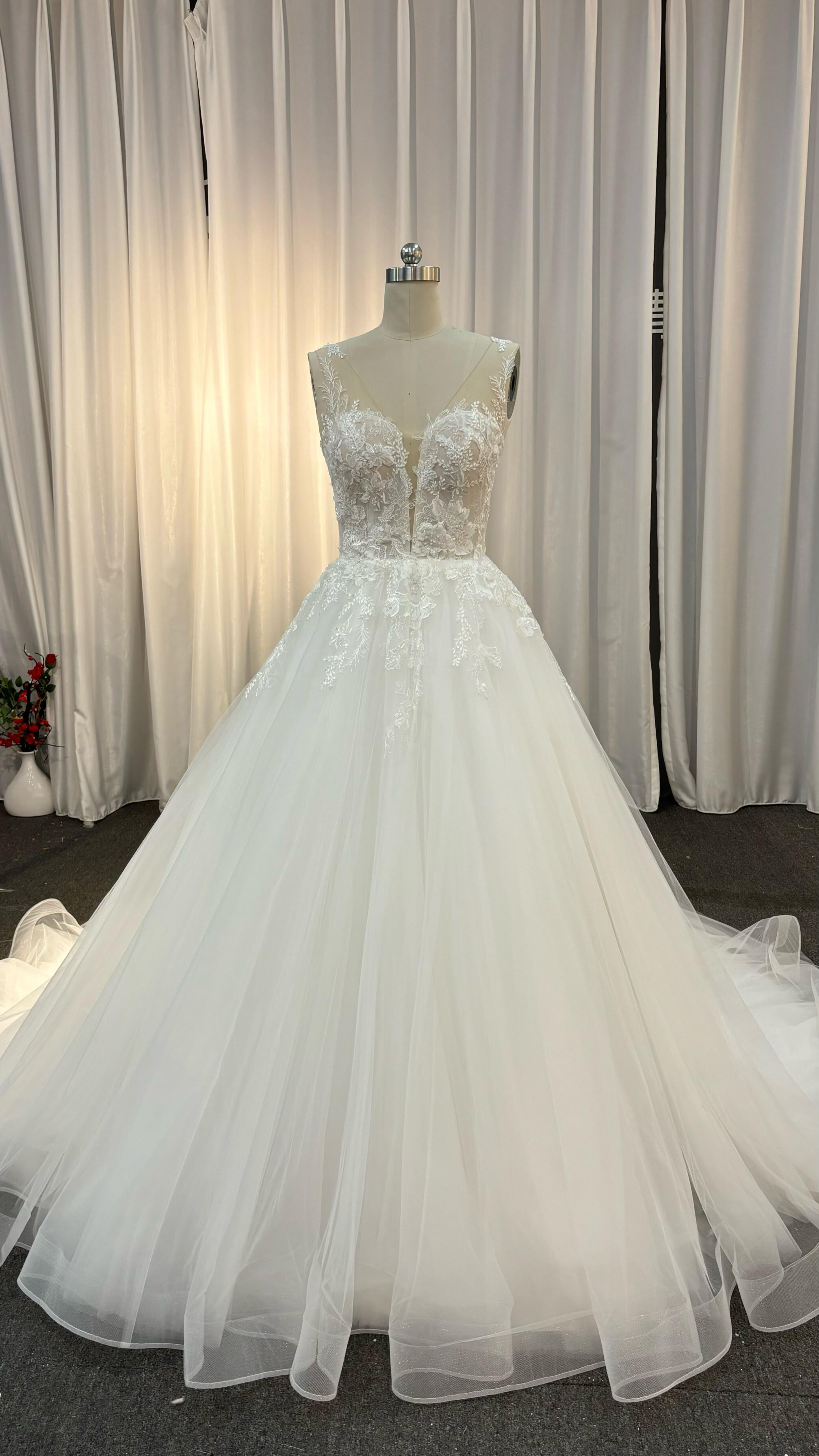 Aライン　クイーンアンネック　ふわふわチュール　ホワイト繊細なレース　エレガントなシルエット　痩せて見える　くるみボタン