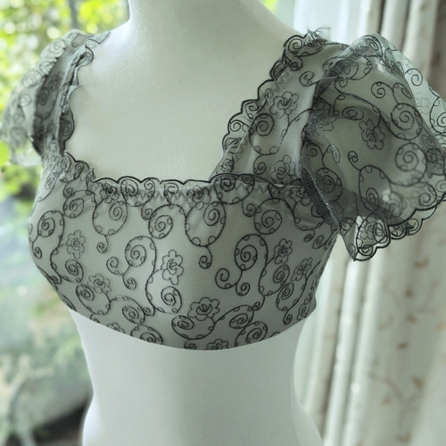 グリーンの繊細なチュールレースが可愛いフリルのスクエアネック娘役風