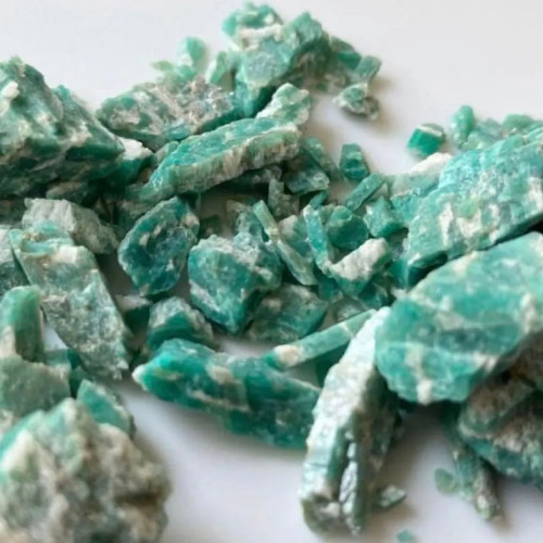 SALE】貴重 ロシア産アマゾナイト さざれ原石 未研磨天河石チップ 約