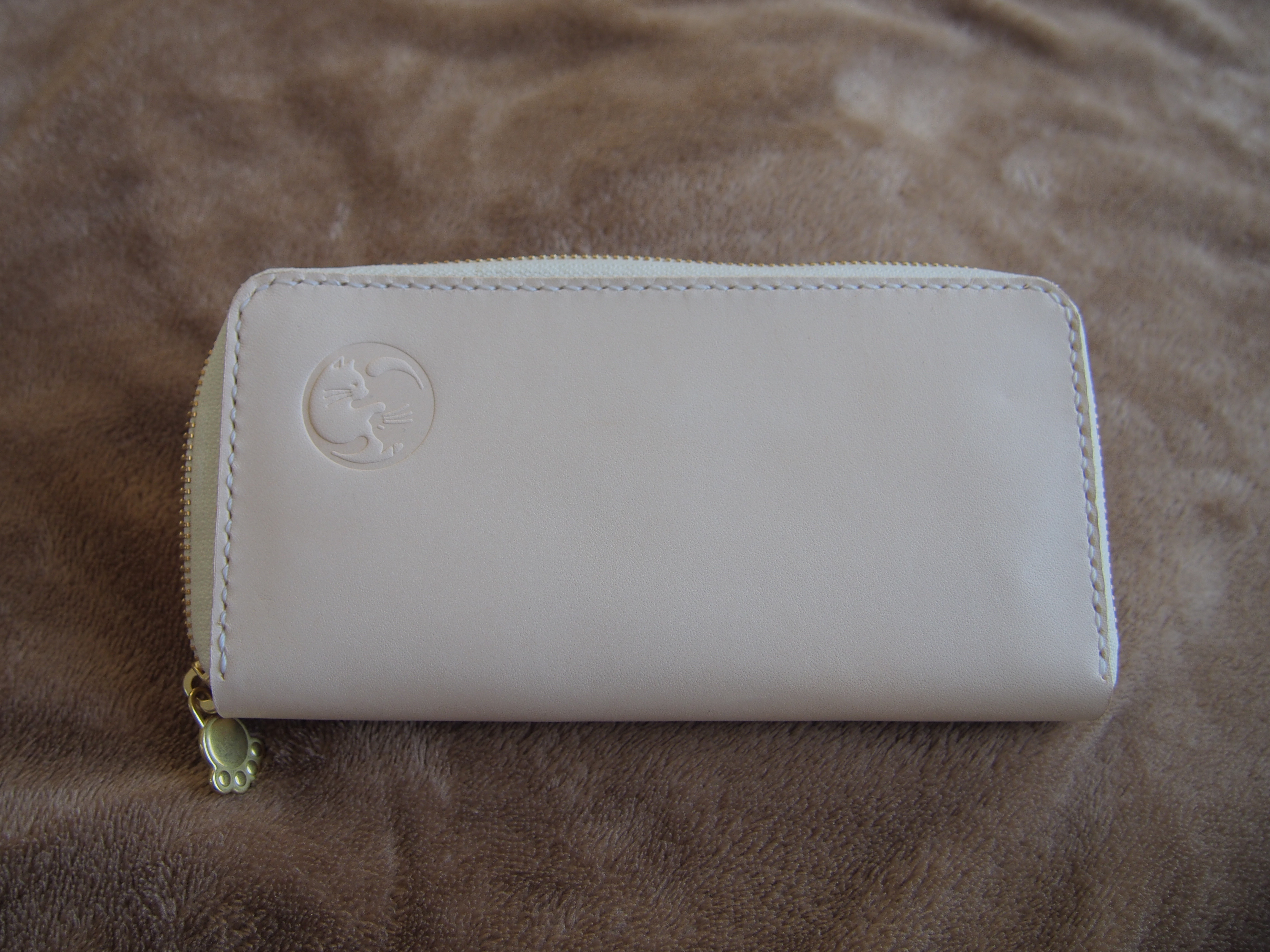 ラウンドファスナー長財布　通帳も入る大容量　猫肉球　猫陽陰　レザー　本革　ヌメ革　ナチュラル