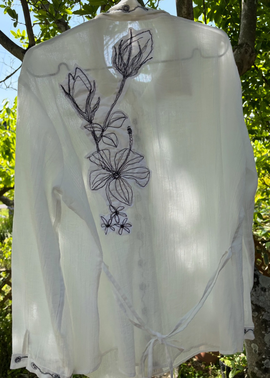 ミシン刺繍花ブラウス