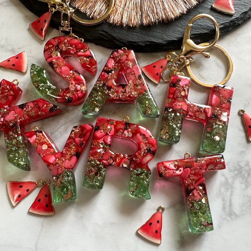 スイカ☆レジンイニシャルキーホルダー キーホルダー yu- 通販