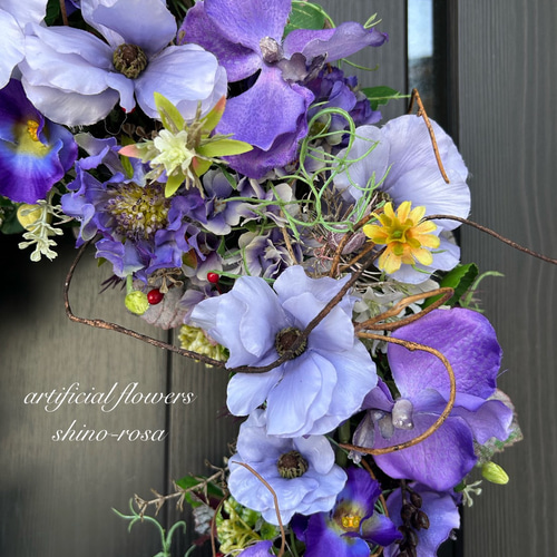 パープルラナンキュラスとバンダのハーフムーンリース アートフラワー