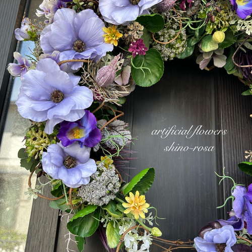 パープルラナンキュラスとバンダのハーフムーンリース アートフラワー