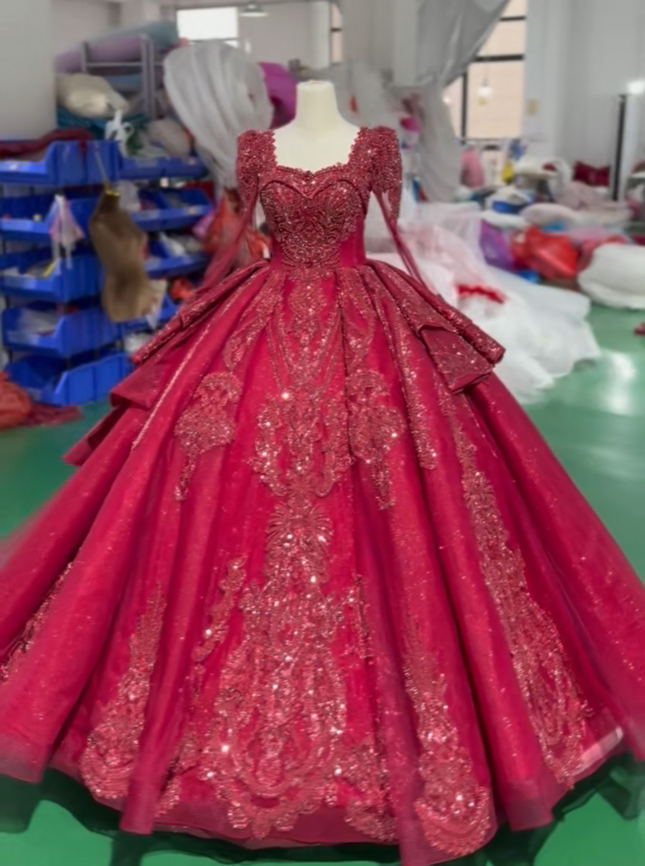 豪華　チュール　赤レッド　きらきらレース　スクエアネック　編み上げ　シースルー長袖　前撮りパーティードレス　背中空き花嫁