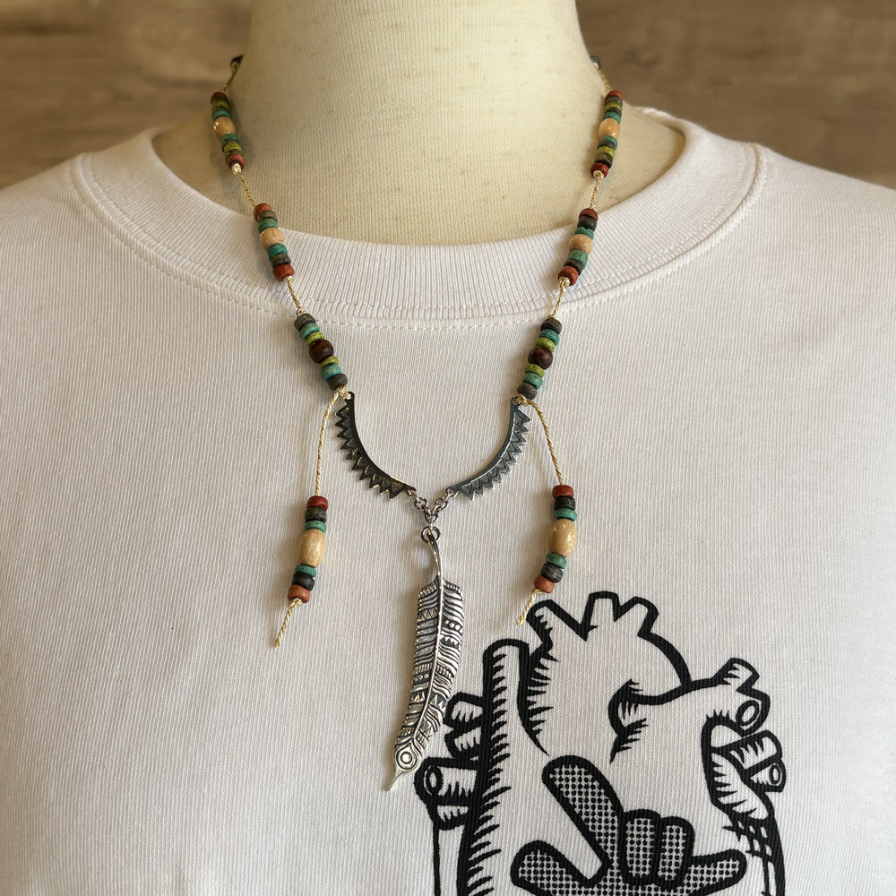 天然素材ビーズと民族模様を彫り込んだ羽のペンダント