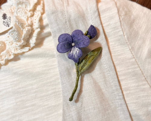 立体刺繍】スミレのブローチ（菫 / 山野草 / 紫 ） ブローチ