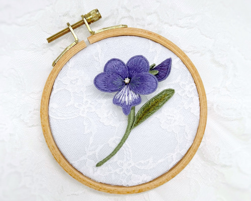 再販】スミレのブローチ（すみれ / 菫 / 紫 / 山野草 / 立体刺繍