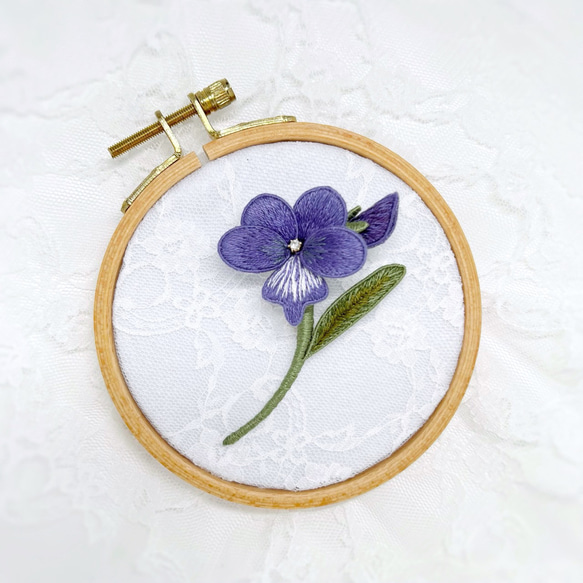 フローラダニカ　ブローチ　すみれ 再販】スミレのブローチ（すみれ / 菫 / 紫 / 山野草 / 立体刺繍