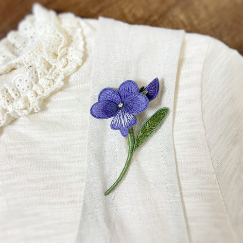 一点物】スミレのブローチ（すみれ / 菫 / 紫 / 山野草 / 立体刺繍