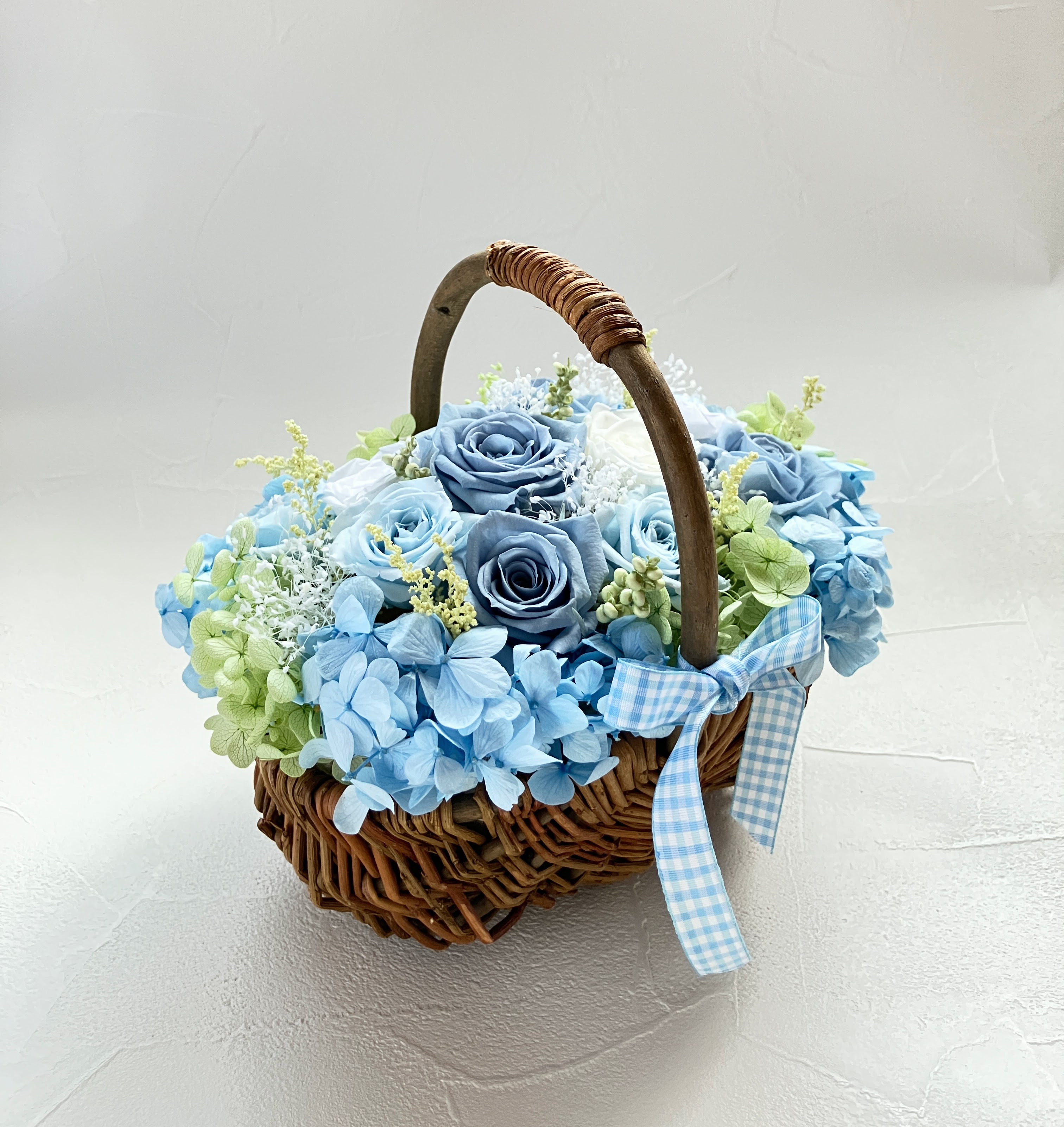 ［受注製作］ブルーローズとアジサイのプリザーブドフラワーバスケットアレンジ