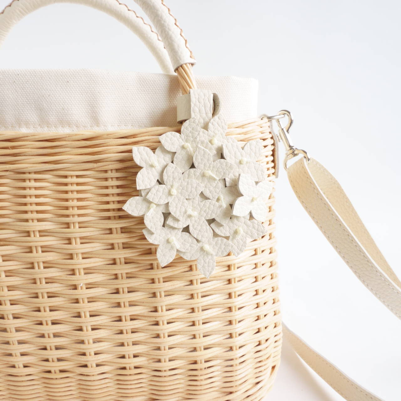 紫陽花チャームのかごバッグ＊紅茶染め／斜め掛けできる3way♪