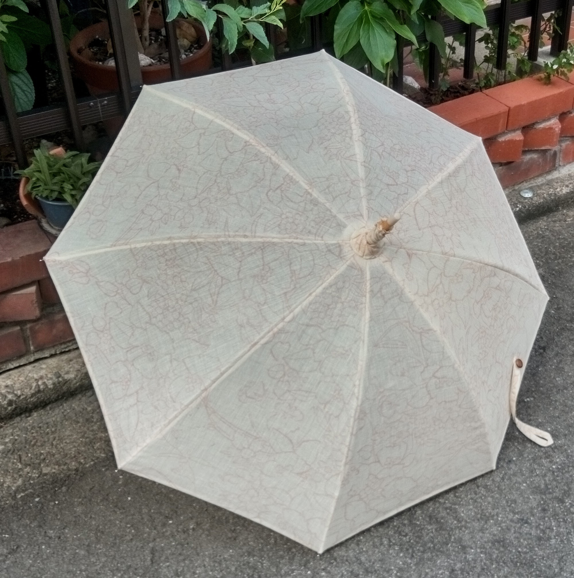 【ハンドルが選べる】 濃いめの生成り地に赤で百花の線描　小千谷ちぢみの優美な長日傘　共布傘袋付