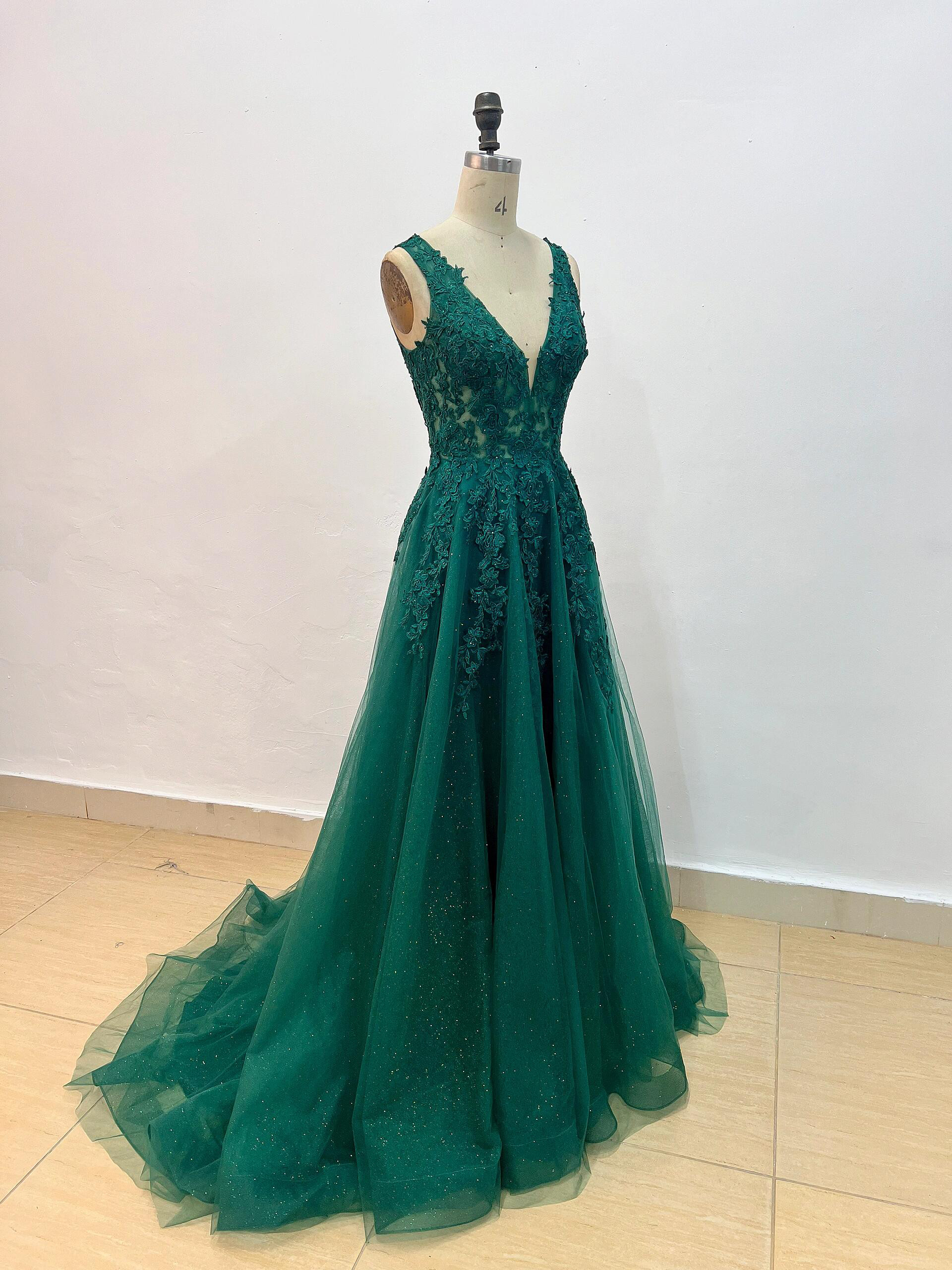 激安　小枝リーフ刺繍　イリュージョンネック　キラキラ　袖無し　深めなグリーン　チャック　ふわふわチュール　vネック　優雅