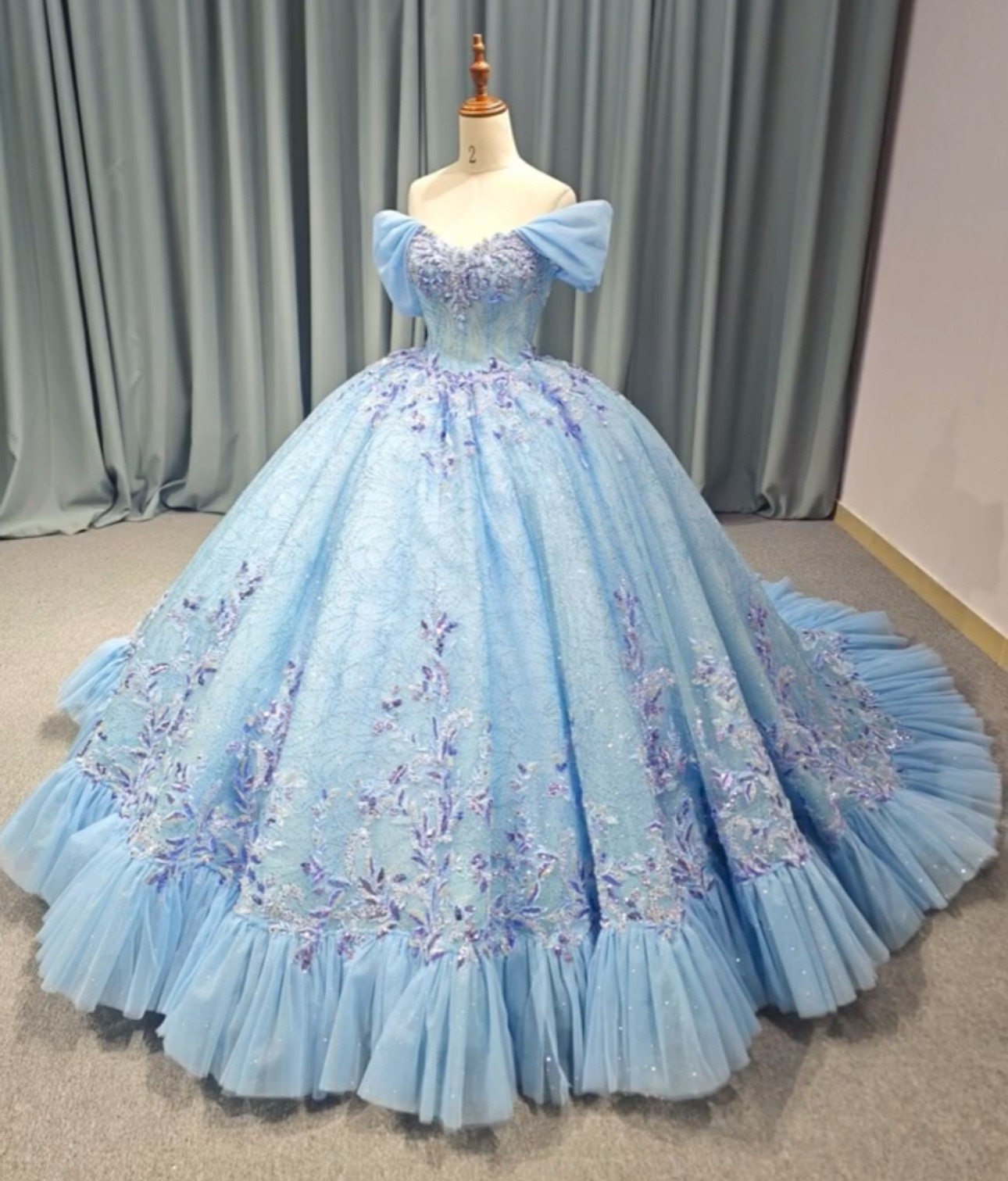 水色　オフショルダー　二の腕を隠せる　可愛い　レースあり　編み上げ　短いトレーン　チュール　ボリューム　衣装ステージ挙式