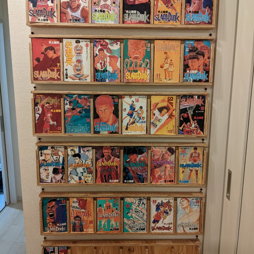 漫画の表紙を飾れる！】特製壁掛コミックラック マガジンラック マンガ