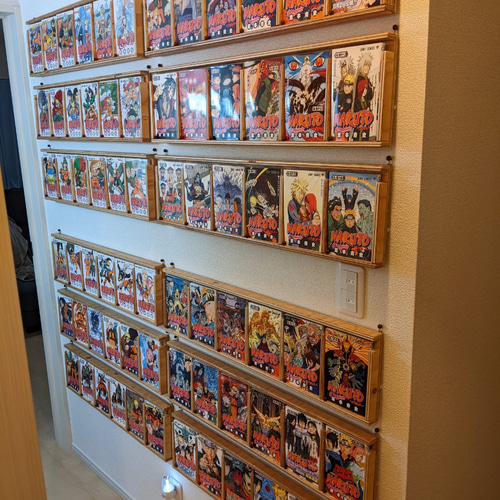 漫画の表紙を飾れる！】特製壁掛コミックラック マガジンラック マンガ