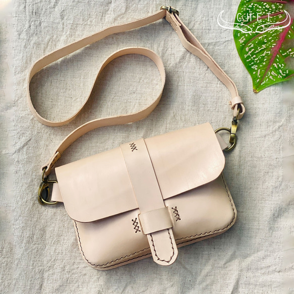 ヌメ革レザーショルダーバッグ・ストラップ取り外し可能でクラッチにも