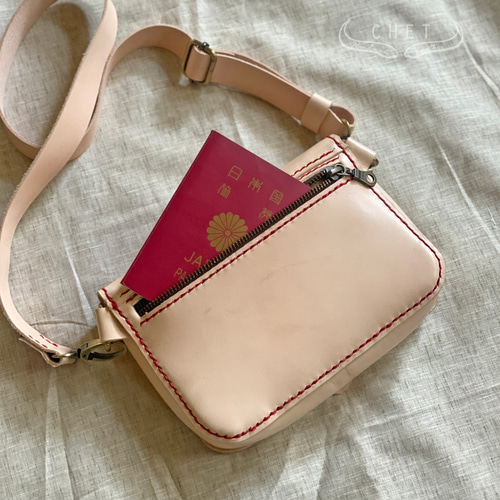 ヌメ革レザーショルダーバッグ・ストラップ取り外し可能で