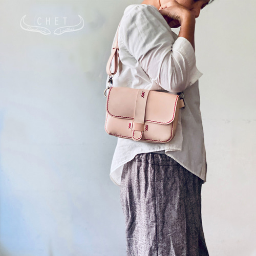 ヌメ革レザーショルダーバッグ・ストラップ取り外し可能で