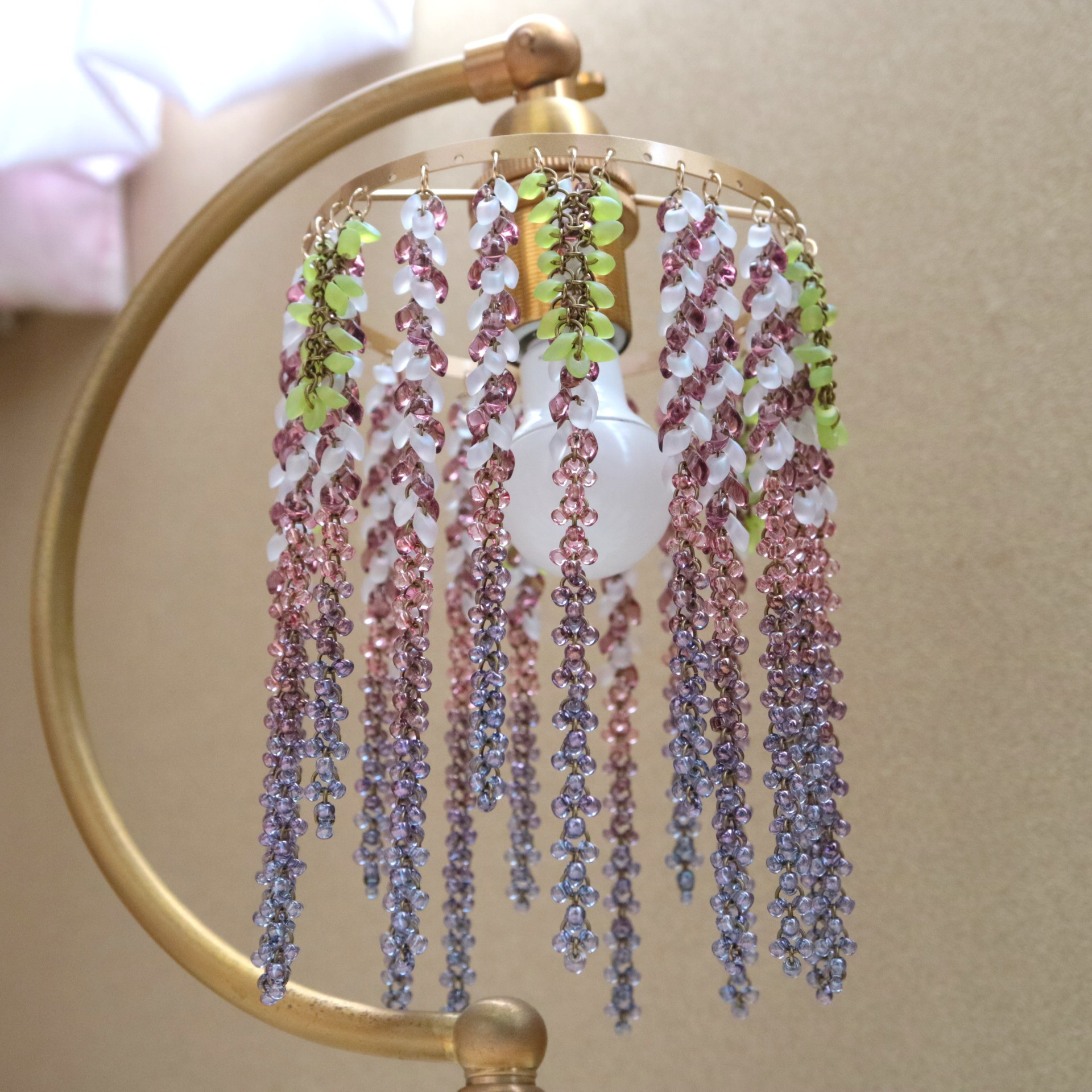 耀く藤の花のランプ