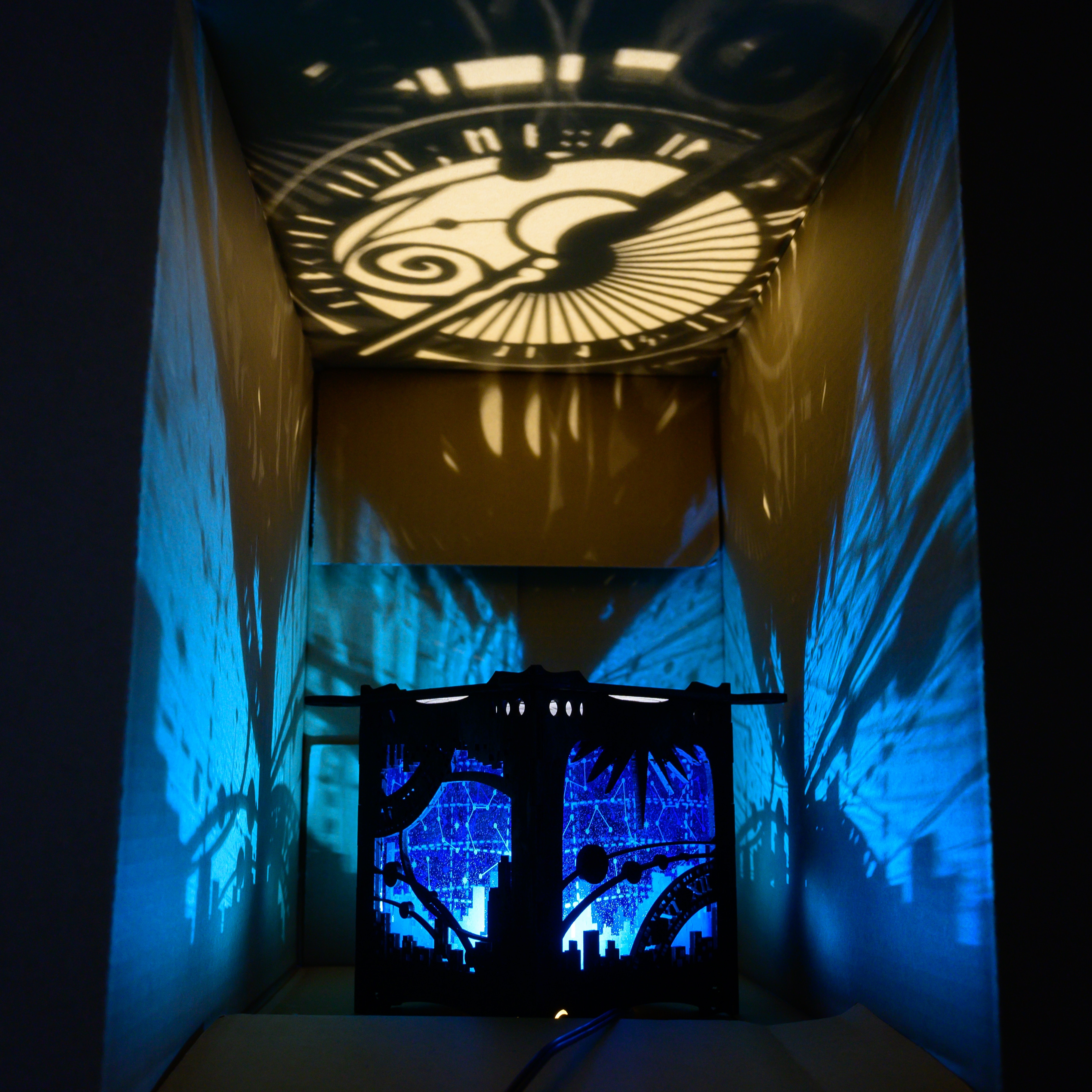 光と影のランプ　「宙の街」