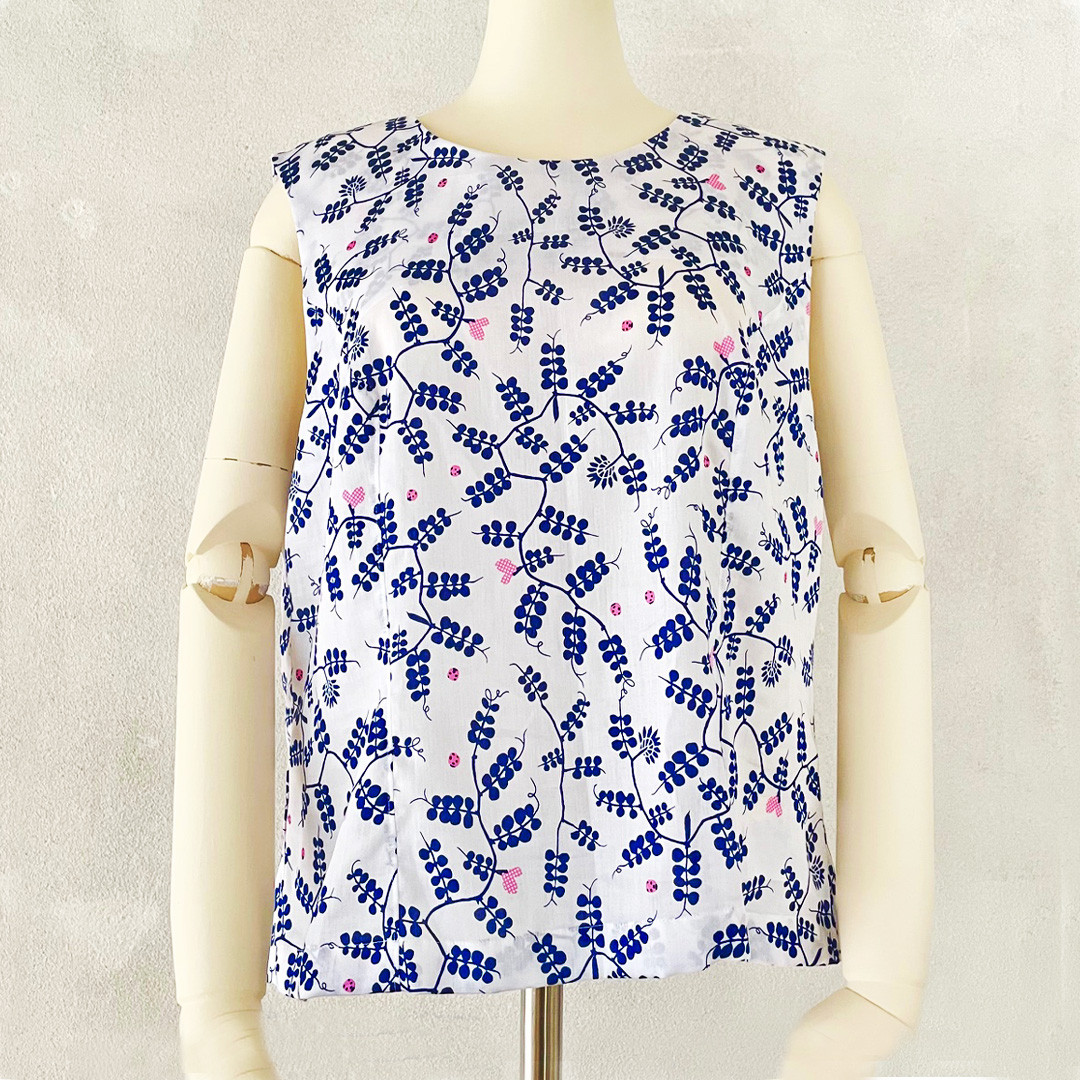 爽やかノースリーブブラウス /カラスノエンドウ　秋まで活躍　ジャケットやニットのインに　草花模様　ボタニカル