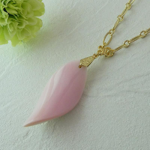 クィーンコンクシェル シンプルペンダント「花びら-4.」 天然シェル