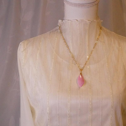 クィーンコンクシェル シンプルペンダント「花びら-4.」 天然