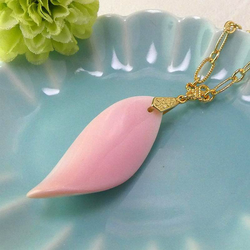 【blue.ks】 クィーンコンクシェルの花弁ネックレストップ blue.ks】 クィーンコンクシェルの花弁ネックレストップ blue.ks